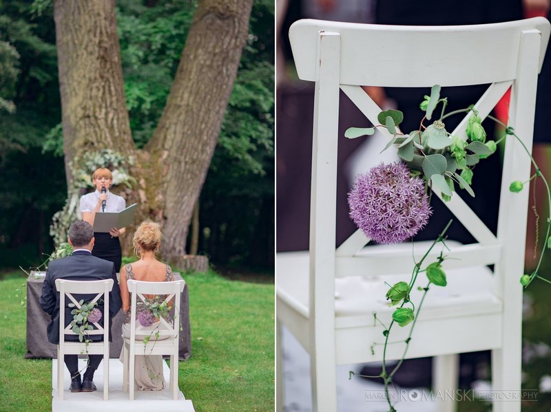 fioletowe kwiaty krzesła na ceremonię ślubną