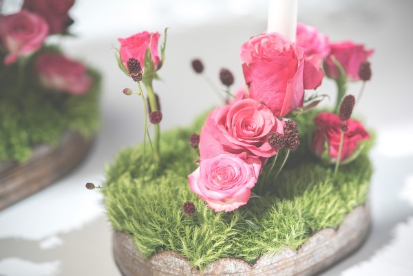 fuksjowe dekoracje ślubne, różowe kwiaty na stół, ślub i wesele w stylu vintage rustic, rustic vintage pink wedding decorations