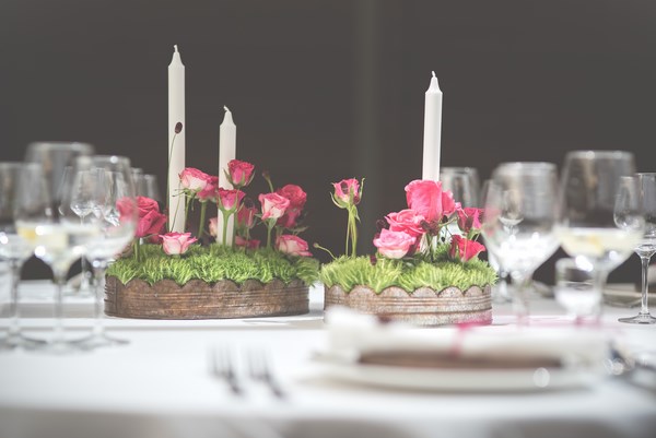 fuksjowe dekoracje ślubne, różowe kwiaty na stół, ślub i wesele w stylu vintage rustic, rustic vintage pink wedding decorations