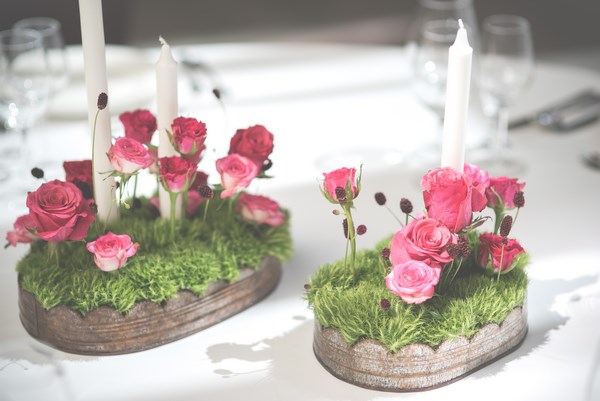 fuksjowe dekoracje ślubne, różowe kwiaty na stół, ślub i wesele w stylu vintage rustic, rustic vintage pink wedding decorations