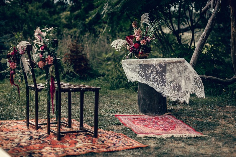 Maria Gałka Ostapińska Takie Kwiatki dekoracja krzeseł na ślub dekoracja krzeseł Pary Młodej krzesła na ślub inspiracje trendy 