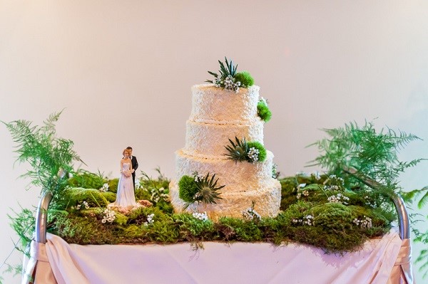 tort ślubny na mchu  leśnymi akcentami, leśne wesele
