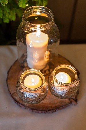 szklane słoje ze świeczkami na wesele, rustykalne dekoracje ślubne, leśne wesele