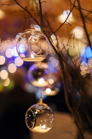 szklane lampiony ze świeczkami na wesele, rustykalne dekoracje ślubne, leśne wesele
