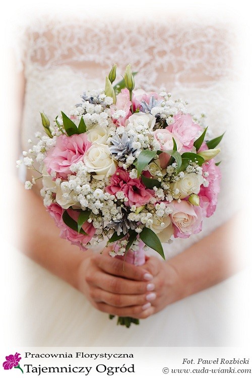 Biało różowy bukiet ślubny z gipsówką