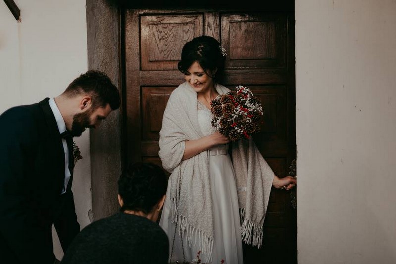 jesienne dekoracje ślub wesele para młoda panna młoda pan młody uroczystość zaślubin inspiracje dekoracje kwiatowe bukiet ślubny dekoracje sali weselnej butonierka kwiaty na ślub kraków małopolska Dorota Rusiniak Niezłe Kwiatki