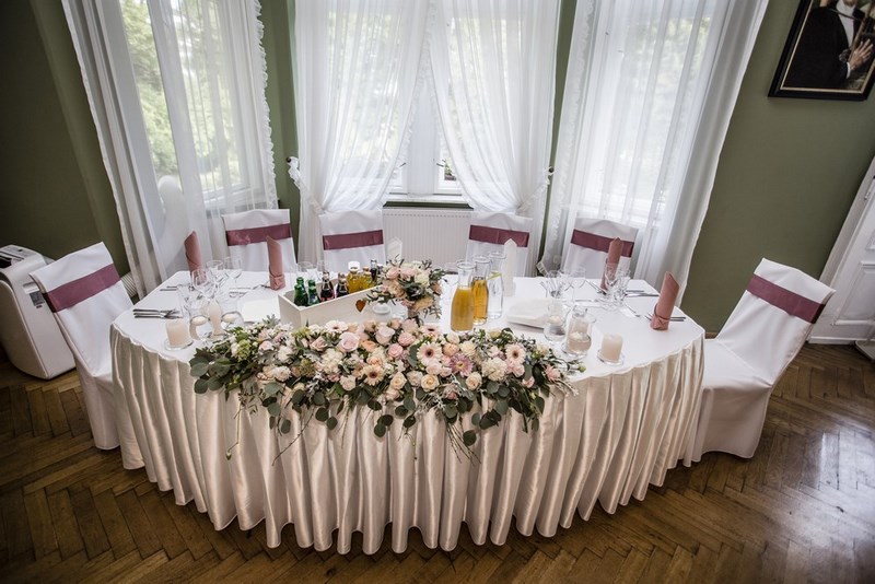 dekoracje ślubne w pałacu, pastele i róż