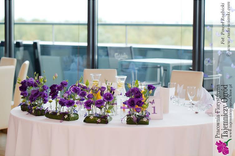 fioletowe kwiaty na stół
