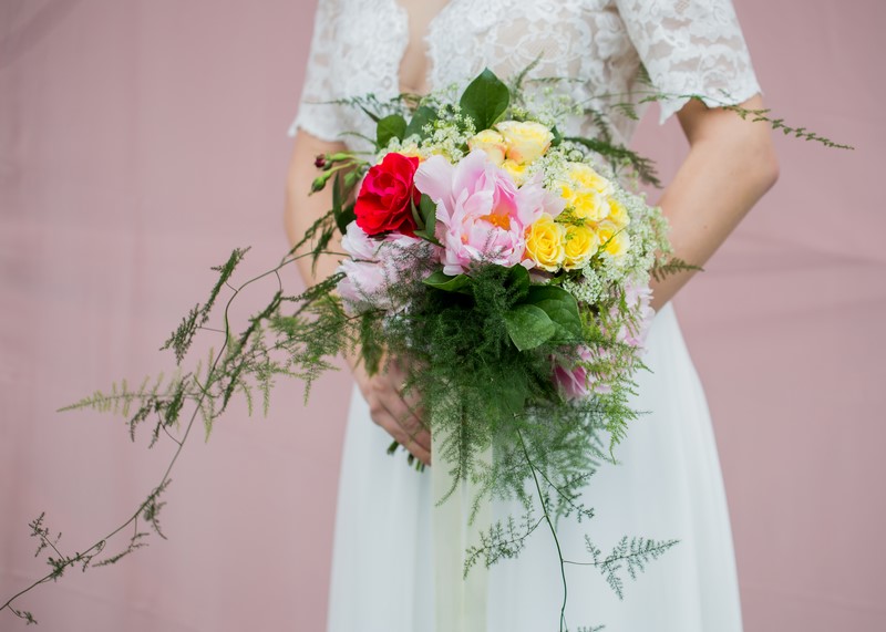 ślub wesele bukiet ślubny bukiet Panny Młodej Panna Młoda stylizacja ślubna ślub wesele kwiaty na ślub kwiaty na wesele trendy florystyka ślubna kolorowy bukiet 