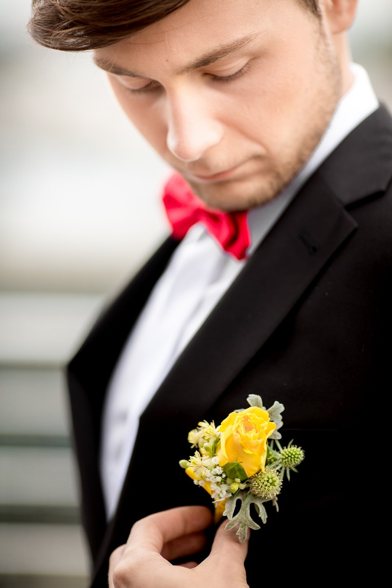 butonierka dla pana młodego pan młody butonierki kwiatowe kwiatowa butonierka jaka ozdoba do butonierki na ślub na wesele stylizacja pana młodego ślubne inpiracje styl ślubny