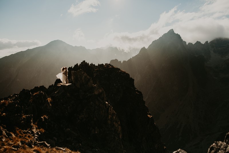 ślub wesele sesja ślubna sesja fotograficzna ślubna plenerowa sesja ślubna w górach w chmurach w szczytach gór w szczytach chmur inspiracje porady ANKA Robi Zdjęcia portal abcslubu.pl 