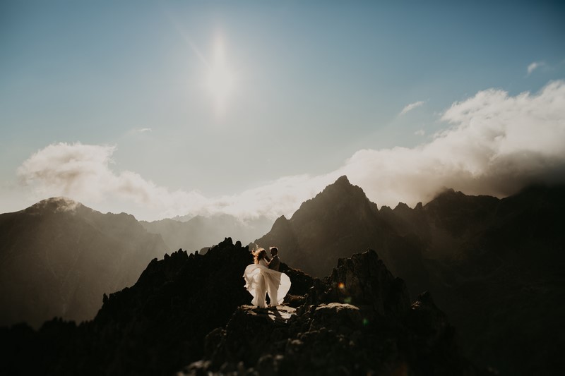 ślub wesele sesja ślubna sesja fotograficzna ślubna plenerowa sesja ślubna w górach w chmurach w szczytach gór w szczytach chmur inspiracje porady ANKA Robi Zdjęcia portal abcslubu.pl 