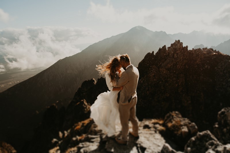 ślub wesele sesja ślubna sesja fotograficzna ślubna plenerowa sesja ślubna w górach w chmurach w szczytach gór w szczytach chmur inspiracje porady ANKA Robi Zdjęcia portal abcslubu.pl 