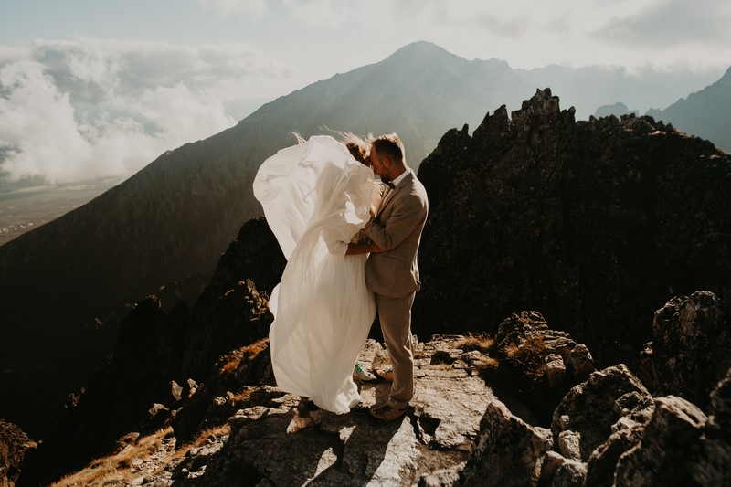 ślub wesele sesja ślubna sesja fotograficzna ślubna plenerowa sesja ślubna w górach w chmurach w szczytach gór w szczytach chmur inspiracje porady ANKA Robi Zdjęcia portal abcslubu.pl 