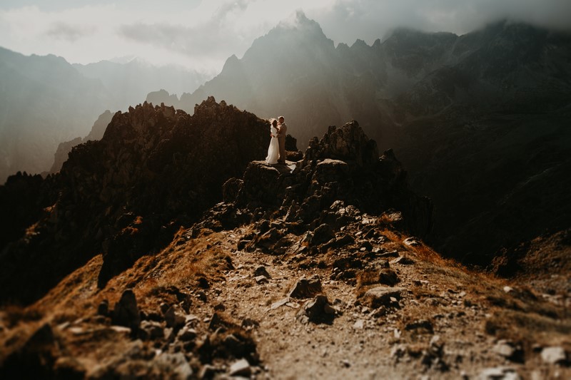 ślub wesele sesja ślubna sesja fotograficzna ślubna plenerowa sesja ślubna w górach w chmurach w szczytach gór w szczytach chmur inspiracje porady ANKA Robi Zdjęcia portal abcslubu.pl 