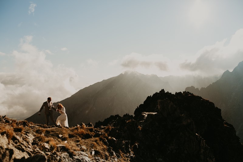 ślub wesele sesja ślubna sesja fotograficzna ślubna plenerowa sesja ślubna w górach w chmurach w szczytach gór w szczytach chmur inspiracje porady ANKA Robi Zdjęcia portal abcslubu.pl 