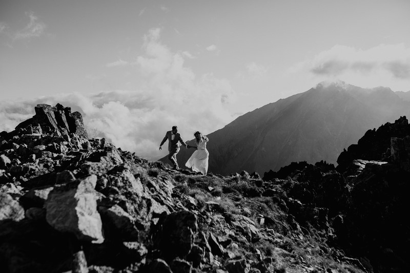 ślub wesele sesja ślubna sesja fotograficzna ślubna plenerowa sesja ślubna w górach w chmurach w szczytach gór w szczytach chmur inspiracje porady ANKA Robi Zdjęcia portal abcslubu.pl 