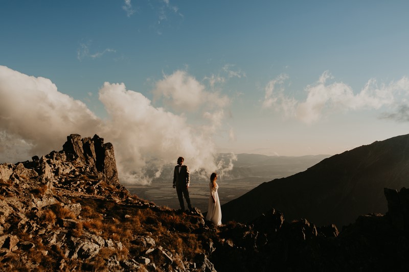 ślub wesele sesja ślubna sesja fotograficzna ślubna plenerowa sesja ślubna w górach w chmurach w szczytach gór w szczytach chmur inspiracje porady ANKA Robi Zdjęcia portal abcslubu.pl 