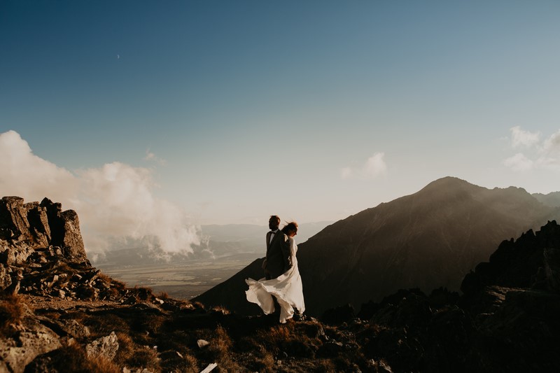 ślub wesele sesja ślubna sesja fotograficzna ślubna plenerowa sesja ślubna w górach w chmurach w szczytach gór w szczytach chmur inspiracje porady ANKA Robi Zdjęcia portal abcslubu.pl 