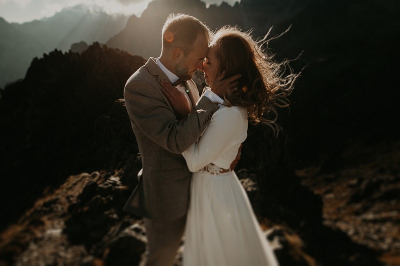 ślub wesele sesja ślubna sesja fotograficzna ślubna plenerowa sesja ślubna w górach w chmurach w szczytach gór w szczytach chmur inspiracje porady ANKA Robi Zdjęcia portal abcslubu.pl 