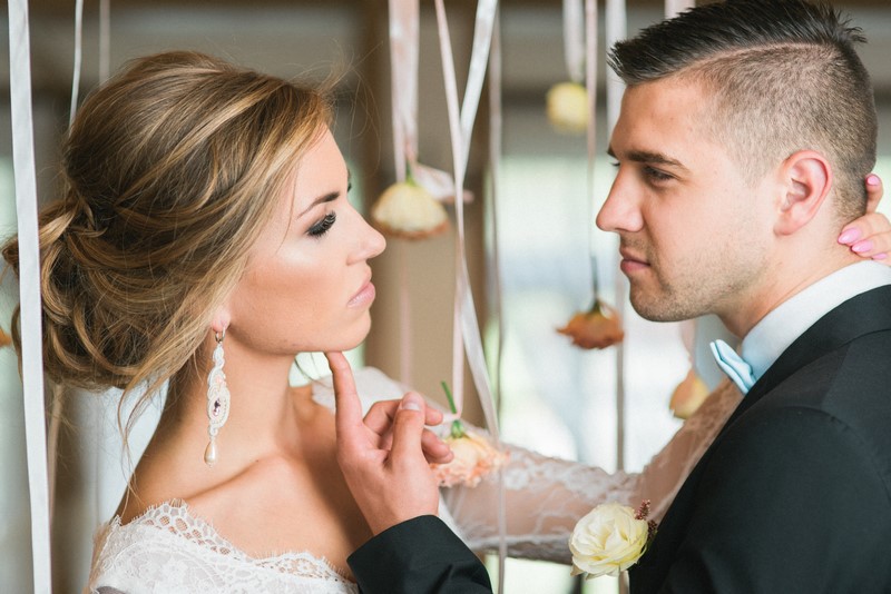 Młoda Para ślub wesele porady ślubne stylizacja ślubna mucha kolczyki weselne dekoracje