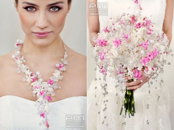 różowa biżuteria i bukiet ślubny z kwiatów, róż różowy na ślub i wesele