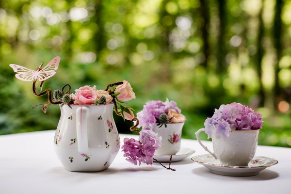 różowe dekoracje na stoły weselne, róż różowy na ślub i wesele
