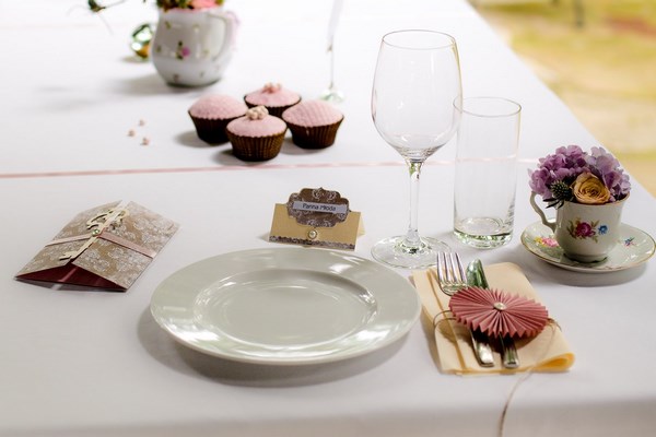 różowe dekoracje na stoły weselne i różowe muffiny, róż różowy na ślub i wesele