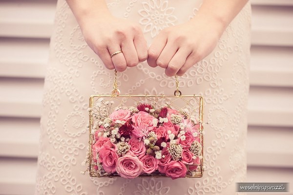 różowy bukiet ślubny torebka, róż różowy na ślub i wesele