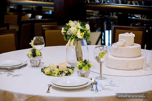 zielone dekoracje ślubne na stół weselny