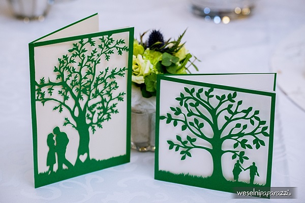 zielone zaproszenie ślubne i zielone menu, zielone dekoracje ślubne na stół weselny