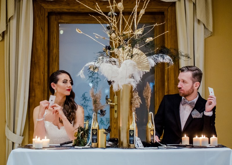 stolik młodej pary dekoracje ślubne aranżacje ślubne kwiaty świece ślub wesele Młoda para pomysły inspiracje ślubne
