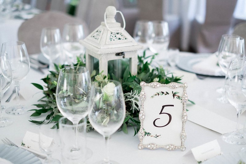 stół, stół weselny, dekoracja stołu, numer stołu,zastawa ślubna, kieliszki, talerze, winietki