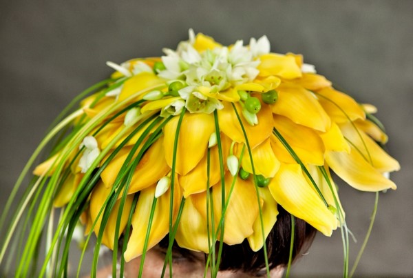 Kwiatowy kapelusz zamiast bukietu ślubnego / Pracownia Florystyczna Flower Land, fot. Marcin Chruściel