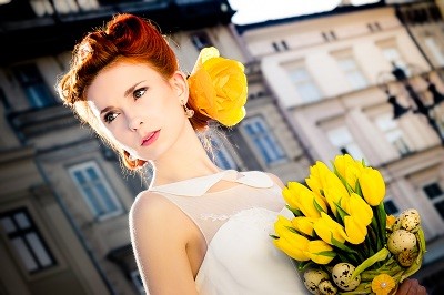 żółty bukiet ślubny, koronkowa suknia ślubna 2015