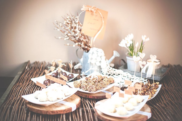 słodki stół na wesele rustykalne