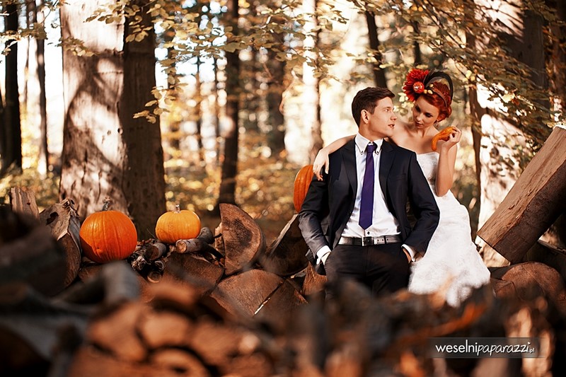 suknia ślubna jesienny ślub ślub jesienią garnitur panna młoda pan młody sesja dynie kolory jesieni 