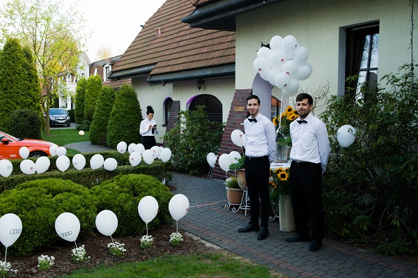 Relacja z uroczystego otwarcia Hotelu i Restauracji Noce i Dnie w Konstancinie-Jeziornej, samusionek, zelt, karol strasburger