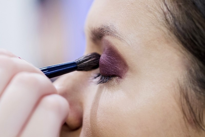 ślub wesele makijaż ślubny makijaż okolicznościowy makijaż wieczorowy makeup wedding makeup Górnicka Design Make Up fiolet ultrafiolet smoky eye tutorial step by step
