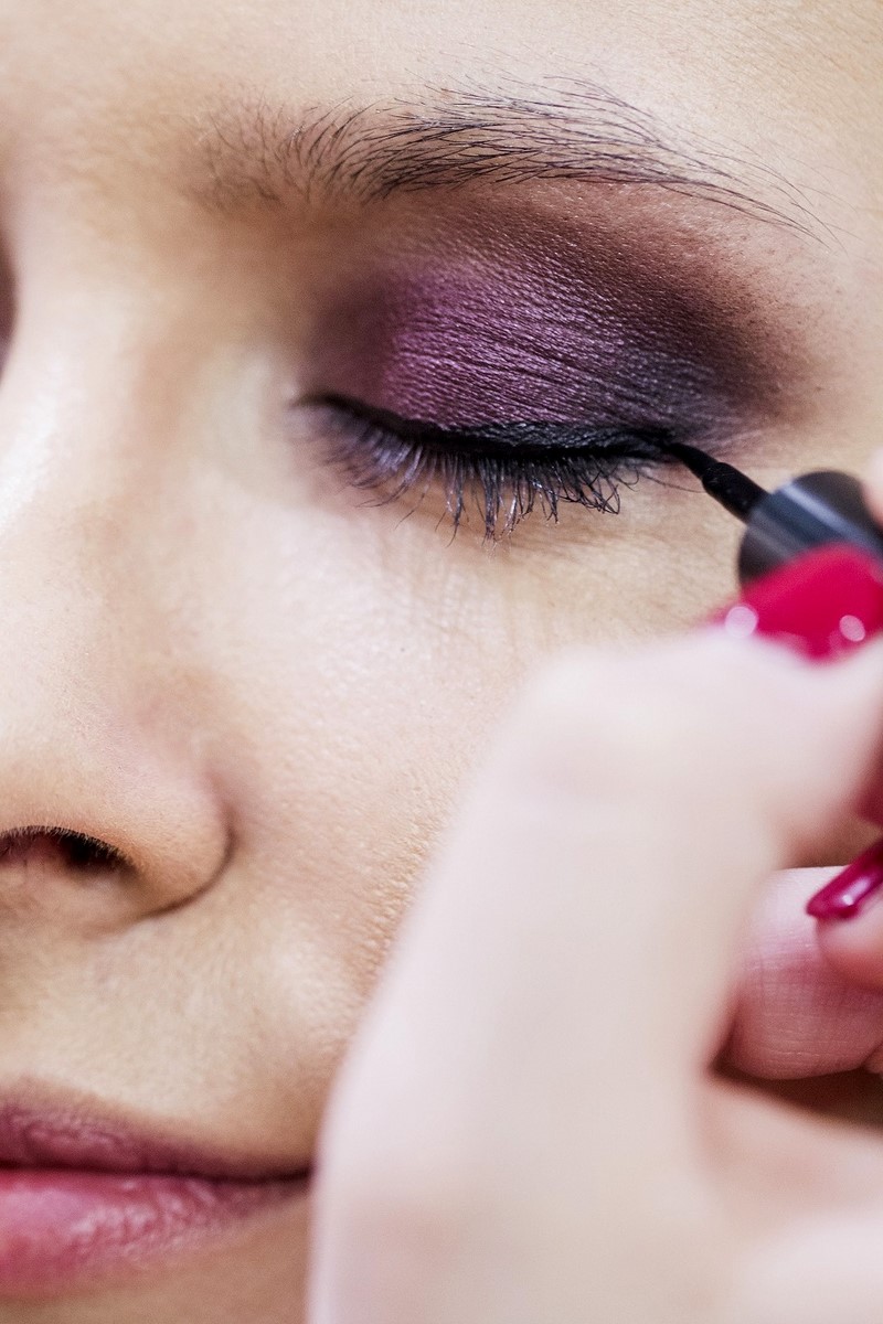 ślub wesele makijaż ślubny makijaż okolicznościowy makijaż wieczorowy makeup wedding makeup Górnicka Design Make Up fiolet ultrafiolet smoky eye tutorial step by step