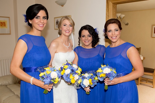 niebieskie suknie dla druhen szafirowy ślub, ślub w odcieniach niebieskiego