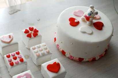 Miłość po francusku - petit fours i torty z sercem jako słodka propozycja na Walentynki