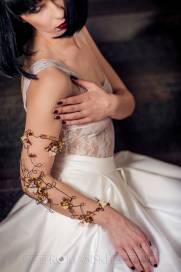 Ażurowy, kwiatowy tatuaż dla Panny Młodej