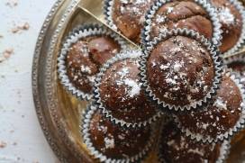 Muffiny czekoladowe z solonym karmelem i lodami chałwowymi