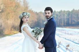 Zimowa sesja ślubna w leśnej scenerii