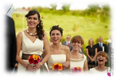 Orszaki ślubne - druhny i drużbowie weselni a kwiatowe dekoracje
