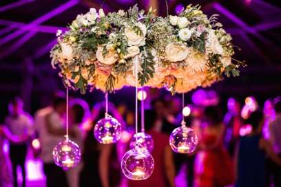 Żyrandole kwiatowe - sposób na nietuzinkowe wesele