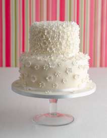 Biały tort weselny: klasyczny i elegancki wybór