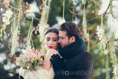 Zimowa sesja ślubna z pastelowym różem i przestrzennymi dekoracjami kwiatowymi