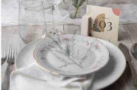 Czy ręcznie zdobiona porcelana sprawdza się jako prezent na wesele?